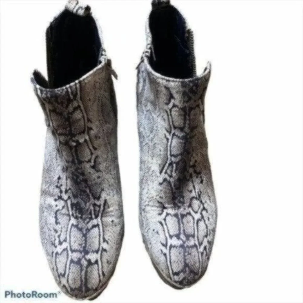 Boutique by Corky's Tombstone Snakeskin Animal Print Ankle Bootie Size 9 Womens